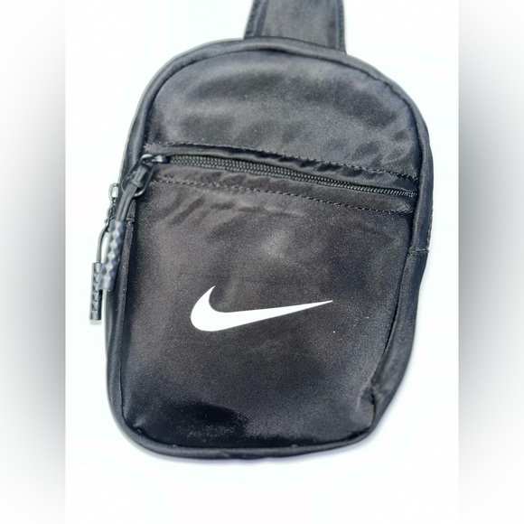 Nike Black Crossbody Bag: Stylish and Practical Accessory - Picture 2 of 7